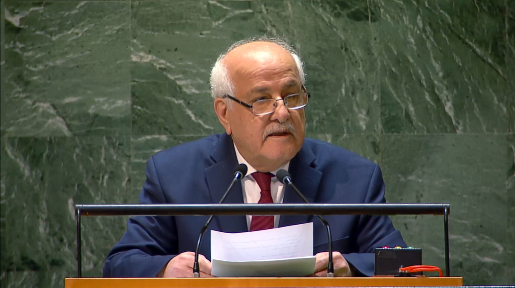 رياض منصور، المراقب الدائم لدولة فلسطين لدى United Nations، يتحدث في الجلسة العامة للجمعية العامة الأمم المتحدة في نيويورك.