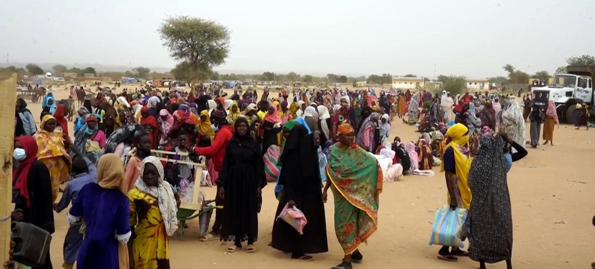 Суданские женщины в лагере для беженцев в Чаде.