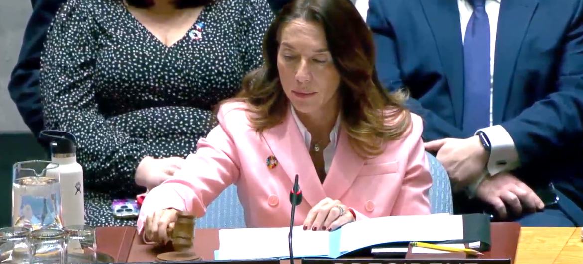 A representante permanente de Malta junto às Nações Unidas e Presidente do Conselho de Segurança no mês de abril, Vanessa Frazier, preside a reunião do Conselho de Segurança