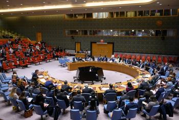 联合国安理会会议厅全景，成员国正在开会讨论维护乌克兰的和平与安全。