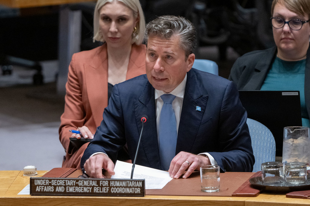 Tom Fletcher, Subsecretario General de Asuntos Humanitarios, informa al Consejo de Seguridad sobre Ucrania durante una reunión formal en Nueva York.