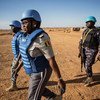联合国警察在马里东北部的梅纳卡地区巡逻。
