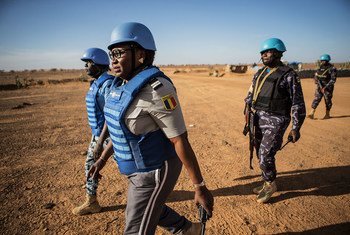 ضباط وضابطات من شرطة الأمم المتحدة يقومون بدورية في منطقة ميناكا في شمال شرق مالي.