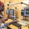 المذيعة أيرين لاسو تقدم برنامجها في إذاعة بعثة الأمم المتحدة لحفظ السلام في جنوب السودان.