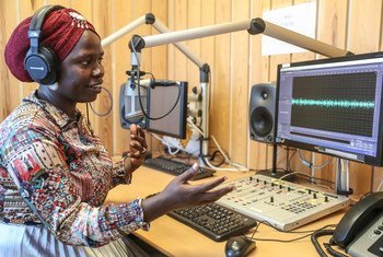 ریڈیو میرایا کی میزبان ایرین لاسو جنوبی سوڈان میں اقوام متحدہ کے امن مشن پر پروگرام کر رہی ہیں۔