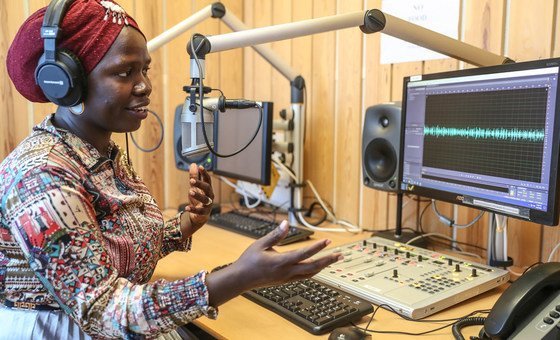 ریڈیو میرایا کی میزبان ایرین لاسو جنوبی سوڈان میں اقوام متحدہ کے امن مشن پر پروگرام کر رہی ہیں۔