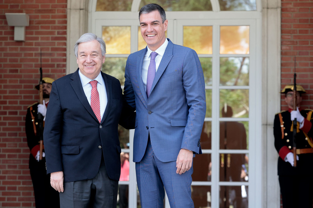 El secretario general de la ONU , António Guterres, y el presidente español, Pedro Sánchez, posan para una fotografía en el Palacio de la Moncloa en Madrid.
