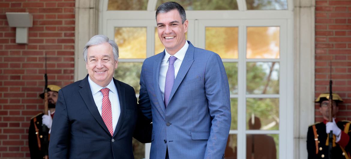 El secretario general de la ONU , António Guterres, y el presidente español, Pedro Sánchez, posan para una fotografía en el Palacio de la Moncloa en Madrid.