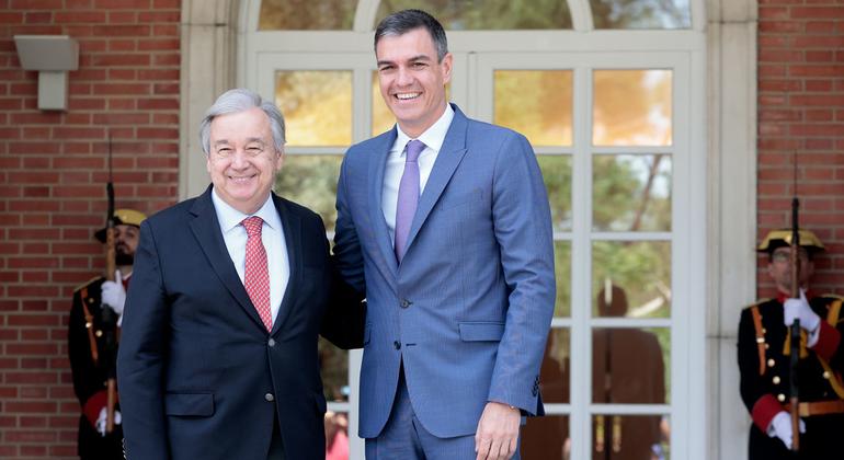 El Secretario General António Guterres (izquierda) se reúne con el Presidente de España Pedro Sánchez en el Palacio de la Moncloa un día antes de recibir el Premio Europeo Carlos V.