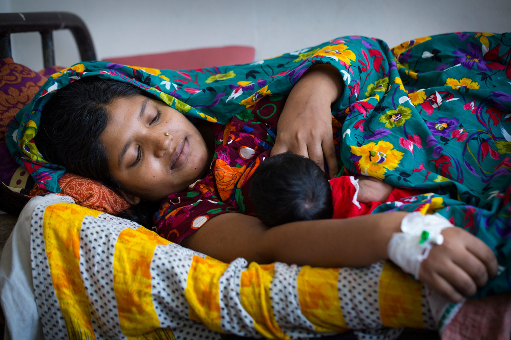 Una madre amamanta a su hijo recién nacido en la maternidad de un hospital de Bangladesh.