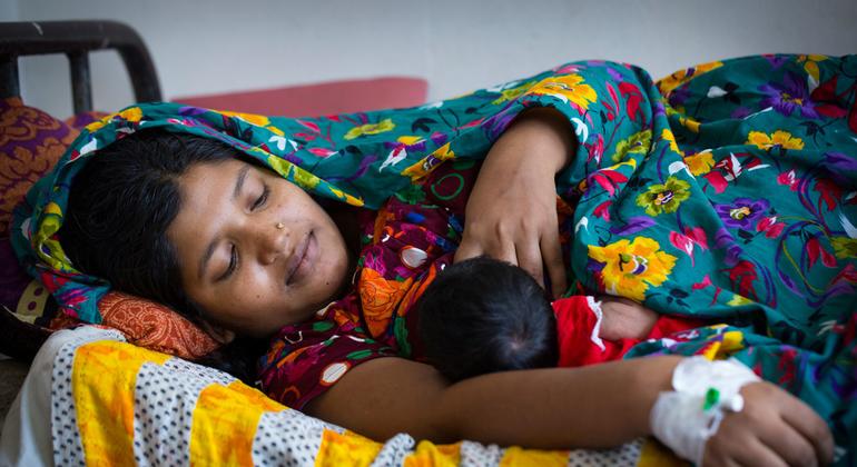 Una madre amamanta a su hijo recién nacido en la maternidad de un hospital de Bangladesh.