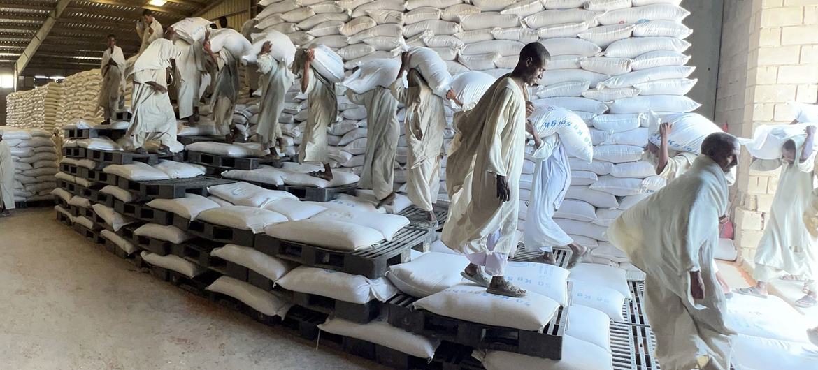 У ООН есть запасы на складах в разных регионах Судана, но грузы пока невозможно доставить нуждающимся. 