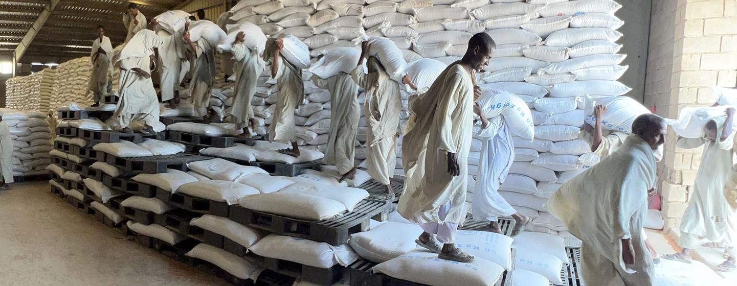Des entrepôts du PAM à Port-Soudan sont approvisionnés en produits alimentaires pour une distribution d'urgence.