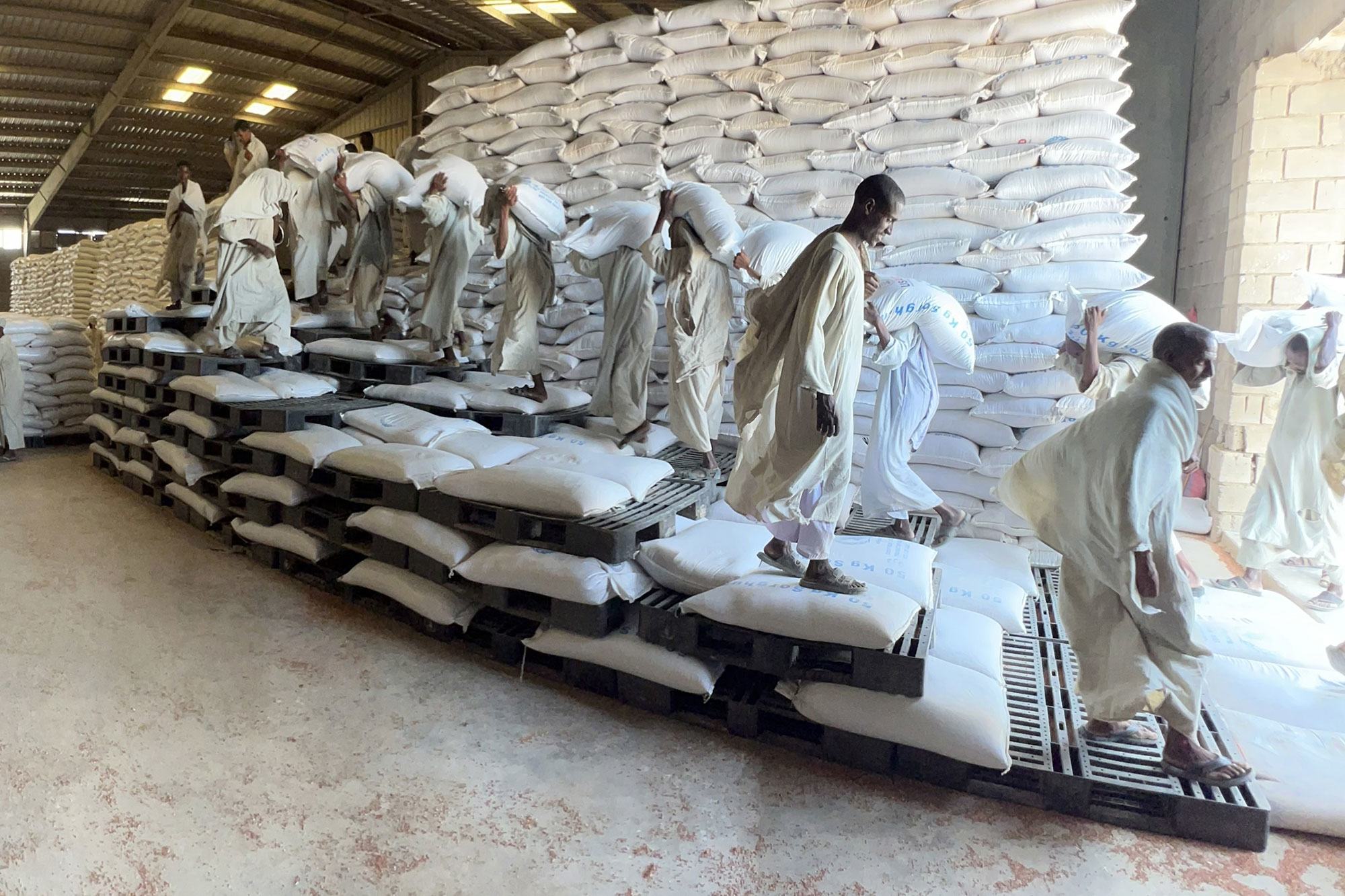 يتم تخزين السلع الغذائية في مستودعات برنامج الأغذية العالمي في بورتسودان