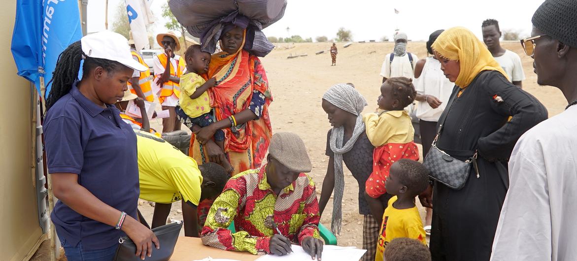 成千上万的人因逃离苏丹的持续冲突而越境进入南苏丹。
