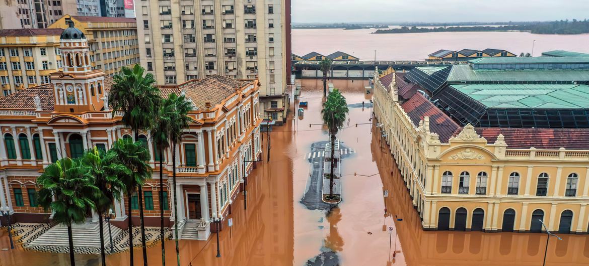 As águas das enchentes aumentaram em Porto Alegre, estado do Rio Grande do Sul, Brasil