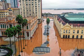 As águas das enchentes subiram em Porto Alegre, no estado do Rio Grande do Sul, Brasil.