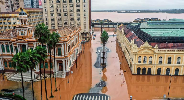 As águas das enchentes aumentaram em Porto Alegre, estado do Rio Grande do Sul, Brasil