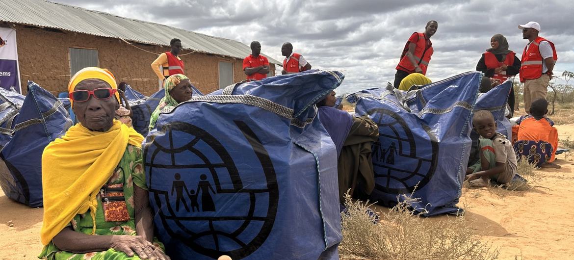 МОМ и Кенийский Красный Крест при поддержке Японии помогают перемещенным лицам в Тана-Ривер, Кения, предоставляя им жилье и необходимые предметы быта. 