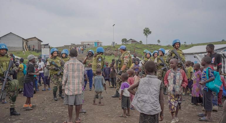Kaskazini Mashariki mwa Kivu, DRC: Tarehe 3 Desemba 2024, kikosi cha Morocco cha Munigi POB kilifanya doria katika kambi ya Kanyaruchinya kwa ajili ya watu waliokimbia makazi. Lengo la mpango huu lilikuwa kuimarisha usalama na kuhakikisha ulinzi wa raia … Kaskazini Mashariki mwa Kivu, DRC: Tarehe 3 Desemba 2024, kikosi cha Morocco cha Munigi POB kilifanya doria katika kambi ya Kanyaruchinya kwa ajili ya watu waliokimbia makazi. Lengo la mpango huu lilikuwa kuimarisha usalama na kuhakikisha ulinzi wa raia …