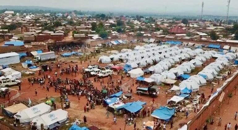 Wakimbizi kutoka DRC wamejaa katika uwanja wa michezo wa Rugombo, kaskazini-magharibi mwa Burundi. Nchini Burundi na Uganda, maeneo ya mapokezi kwa wageni hawa yamefurika kupita uwezo Wakimbizi kutoka DRC wamejaa katika uwanja wa michezo wa Rugombo, kaskazini-magharibi mwa Burundi. Nchini Burundi na Uganda, maeneo ya mapokezi kwa wageni hawa yamefurika kupita uwezo