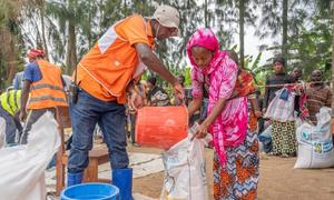 DRC. Kurejeshwa kwa usambazaji wa chakula huko Bweremana, Kivu Kaskazini. Linda anapokea msaada wa chakula kutoka WFP huko Bweremana, kaskazini mashariki mwa DRC. Anatumaini kwamba utawasaidia familia yake hadi msimu wa mavuno.