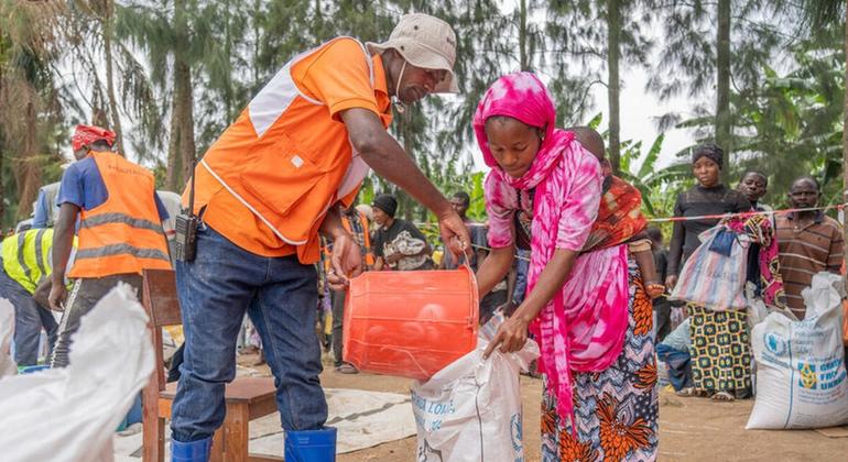 DRC. Kurejeshwa kwa usambazaji wa chakula huko Bweremana, Kivu Kaskazini. Linda anapokea msaada wa chakula kutoka WFP huko Bweremana, kaskazini mashariki mwa DRC. Anatumaini kwamba utawasaidia familia yake hadi msimu wa mavuno.