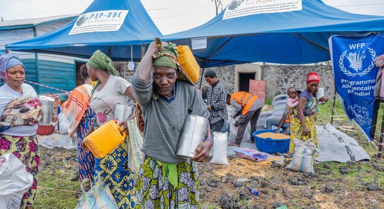 DRC. Ugawaji wa chakula wa WFP katika kambi ya watu waliokimbia makazi karibu na Goma mnamo mwezi Desemba. DRC. Ugawaji wa chakula wa WFP katika kambi ya watu waliokimbia makazi karibu na Goma mnamo mwezi Desemba.