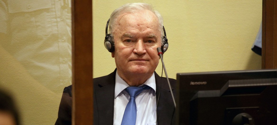 Ратко Младич предстал перед Апелляционной палатой МРККТ в Гааге в наушниках и костюме.