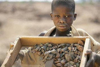Ребенок работает на шахте по добыче меди в ДРК.