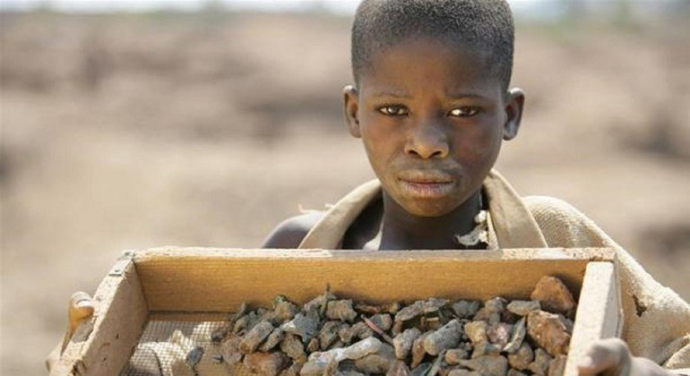 Ребенок работает на шахте по добыче меди в ДРК.