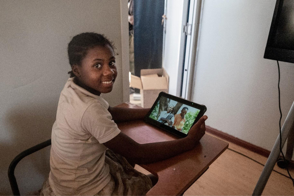 Une jeune fille accède aux outils numériques dans une classe du sud de Madagascar.