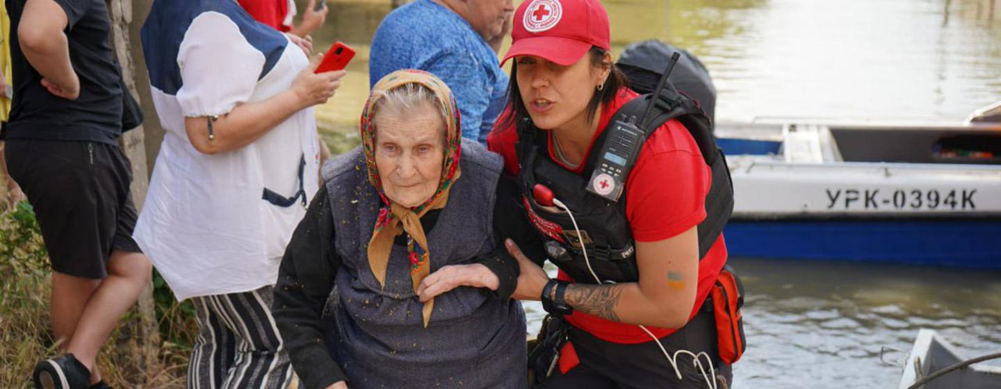 Une femme âgée est évacuée d'un quartier inondé suite à la destruction du barrage de Kakhovka dans le sud de l'Ukraine.