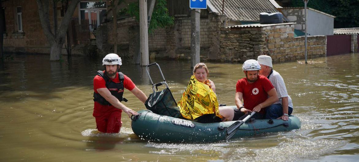 Les personnes bloquées sont évacuées des quartiers en raison des inondations massives causées par la destruction du barrage de Kakhovka dans le sud de l'Ukraine.