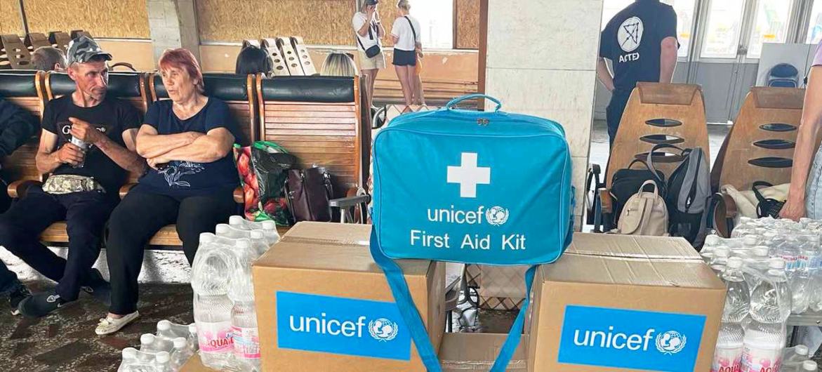 Az UNICEF humanitárius segélyt nyújt azoknak az utasoknak, akik az ukrajnai Herszonból az első evakuációs vonaton érkeznek Mikolajivba.