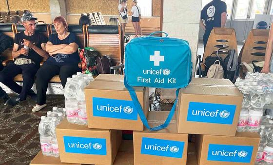 UNICEF is providing humanitarian aid to passengers arriving in Mykolaiv on the first evacuation train from Kherson, Ukraine.
