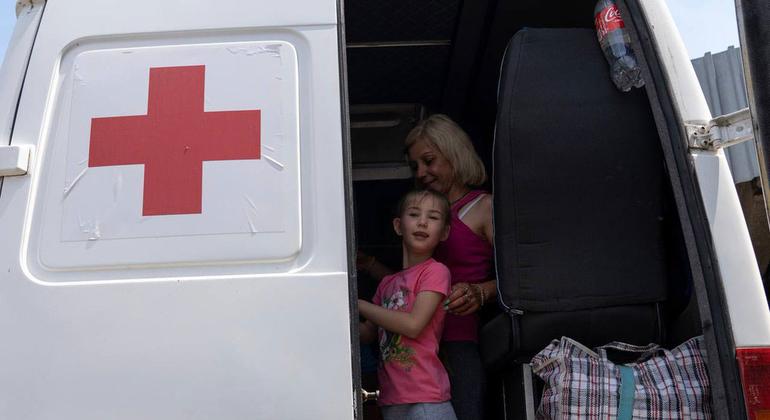A family receives medical treatment in Odesa after being resuced in Kherson following the destruction of the Kakhovka dam.
