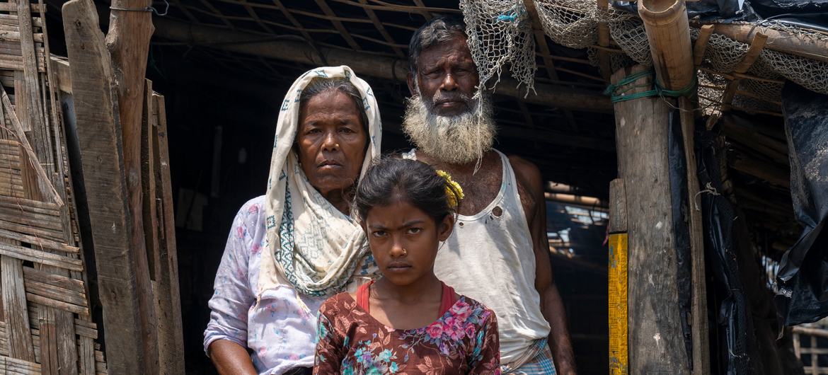 在孟加拉国特克纳夫的一个难民营中，一家罗兴亚人站在他们的临时住所外。