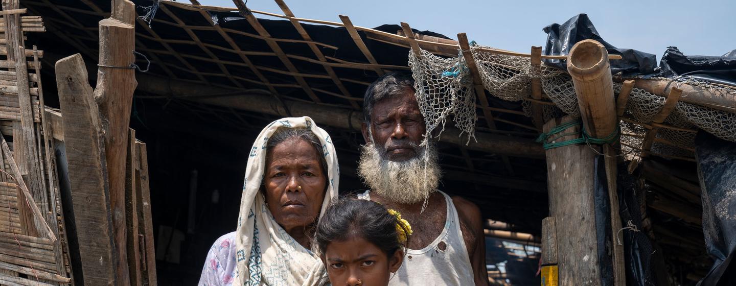 Une famille rohingya devant sa maison de fortune dans un camp de réfugiés à Teknaf, au Bangladesh.