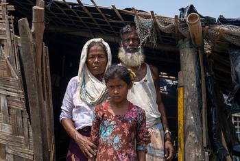 在孟加拉国特克纳夫的一个难民营中，一家罗兴亚人站在他们的临时住所外。
