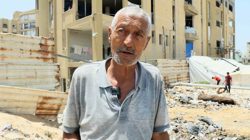 النازح الفلسطيني في مدينة غزة، جميل أبو عمشة. النازح الفلسطيني في مدينة غزة، جميل أبو عمشة.