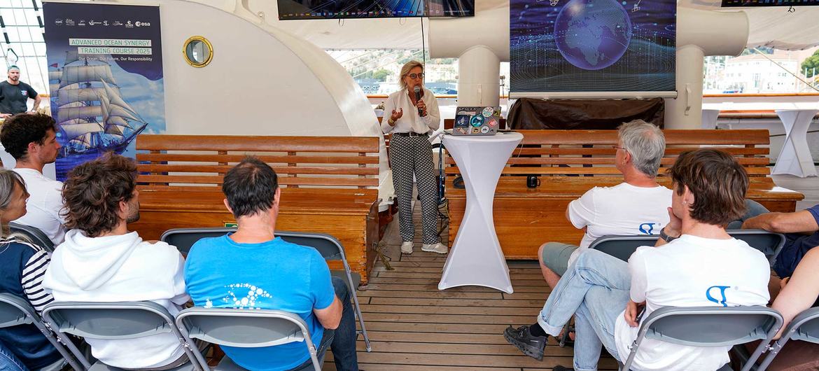 Simonetta Cheli (centro), directora de Observación de la Tierra de ESA, presenta una introducción al curso. Simonetta Cheli (centro), directora de Observación de la Tierra de ESA, presenta una introducción al curso.