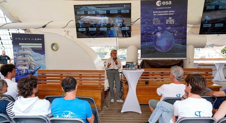 Simonetta Cheli (middle), Director of ESA's Earth Observation, briefs about the training course. Simonetta Cheli (middle), Director of ESA's Earth Observation, briefs about the training course.