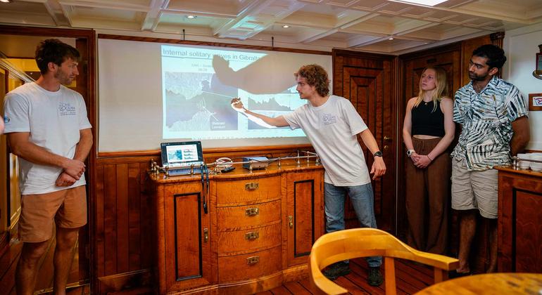 Lena Schaffeld (segunda de derecha a izquierda) es una de las estudiantes a bordo. Lena Schaffeld (segunda de derecha a izquierda) es una de las estudiantes a bordo.