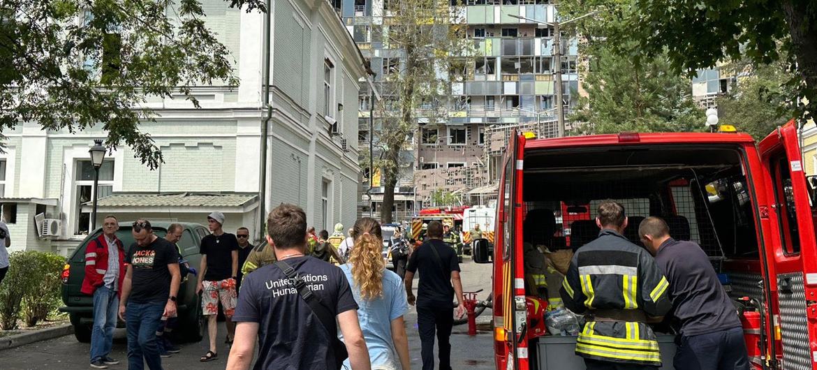 Consequências do ataque matinal na capital da Ucrânia, Kiev, quando um hospital infantil foi atingido.