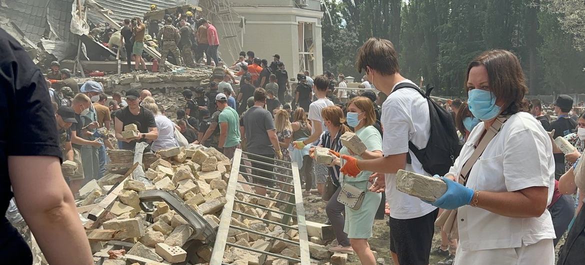 Opérations de secours sur le site d'une attaque à Kyïv, la capitale ukrainienne.