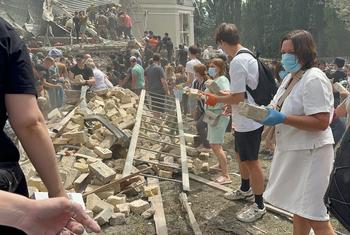 乌克兰首都基辅袭击现场的救援行动。