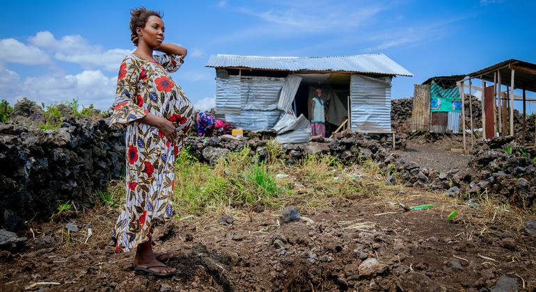 Ombeni Mburano, ambaye ana ujauzito wa miezi saba na mtoto wake wa sita, amesimama mbele ya magofu ya makazi ya muda iliyolipuliwa na bomu katika eneo lisilo rasmi la watu waliokimbia makazi yao magharibi mwa Goma, DR Congo.