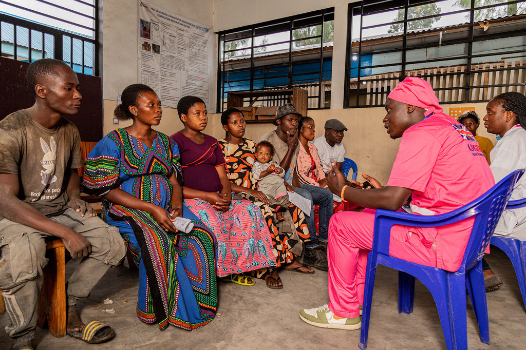 Katika kituo cha afya cha Buhimba, Samuel anaambatana na Esther, 18, kwa mashauriano yake ya tatu ya ujauzito, ambapo pia walipata taarifa za afya ya uzazi kutoka kwa mkunga wa UNFPA.