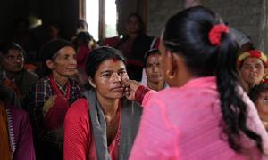Una trabajadora voluntaria de salud hace una examen de anemia a una mujer de una comunidad rural en Nepal.